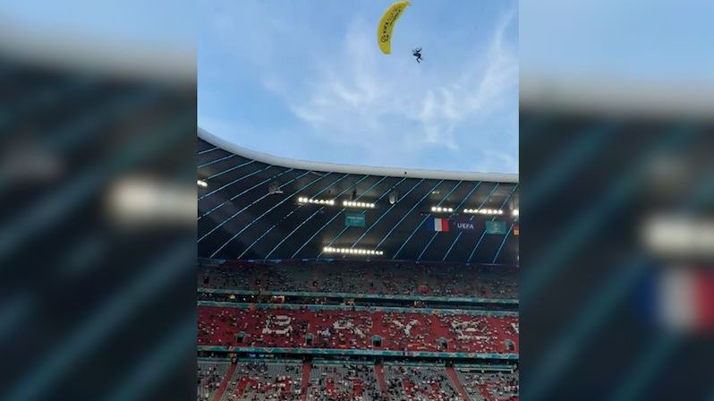Aktivista na paraglidu přistál v Mnichově na hřišti před zápasem Eura. Dva lidi zranil